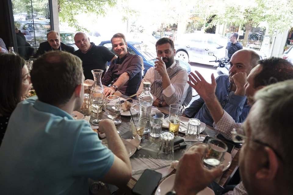 Κυριακος Μητσοτάκης σε τραπέζι