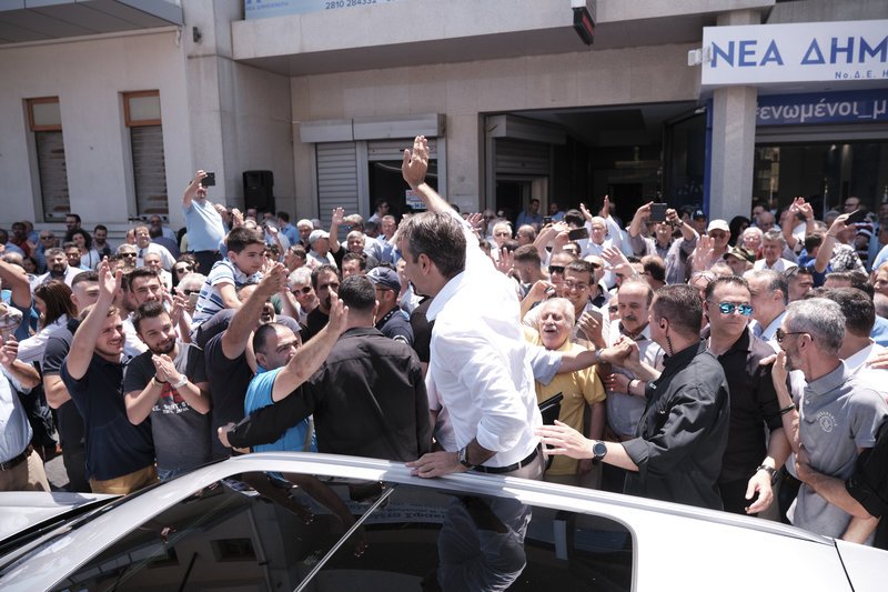 Μητσοτάκης πάνω σε αυτοκίνητο