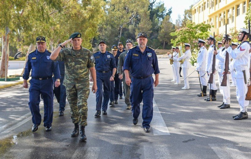 Τον Αρχηγό ΓΕΕΘΑ συνόδευε ο Αρχηγός ΓΕΝ αντιναύαρχος Στυλιανός Πετράκης και υποδέχθηκε ο Αρχηγός Στόλου αντιναύαρχος Παναγιώτης Λυμπέρης.