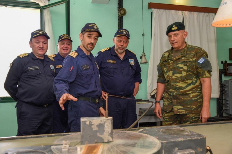 Ο Αρχηγός ΓΕΕΘΑ στρατηγός Κωνσταντίνος Φλώρος ενημερώθηκε για τις επιχειρησιακές και εκπαιδευτικές δραστηριότητες του και για την επιχειρησιακή ετοιμότητα και την κατάσταση των μονάδων του Στόλου.