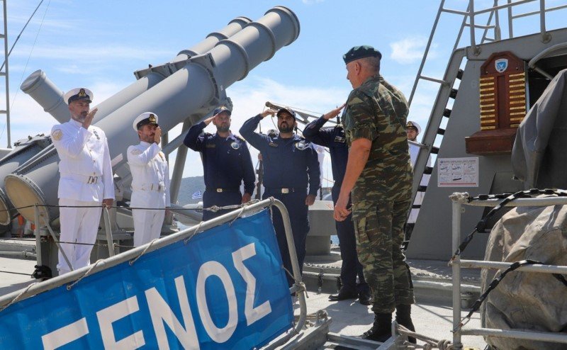 Ο Αρχηγός ΓΕΕΘΑ στρατηγός Κωνσταντίνος Φλώροςεπισκέφθηκε το ταχύ περιπολικό κατευθυνόμενων βλημάτων (ΤΠΚ) ΞΕΝΟΣ και την κανονιοφόρο ΚΑΣΟΣ.