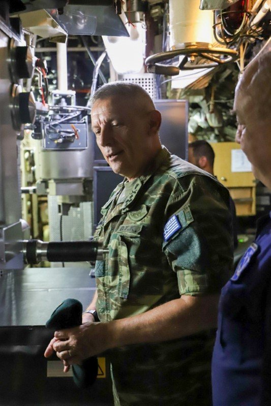 Ο κ. Φλώρος επισκέφθηκε το υποβρύχιο ΑΜΦΙΤΡΙΤΗ, το ταχύ περιπολικό κατευθυνόμενων βλημάτων (ΤΠΚ) ΞΕΝΟΣ και την κανονιοφόρο ΚΑΣΟΣ.