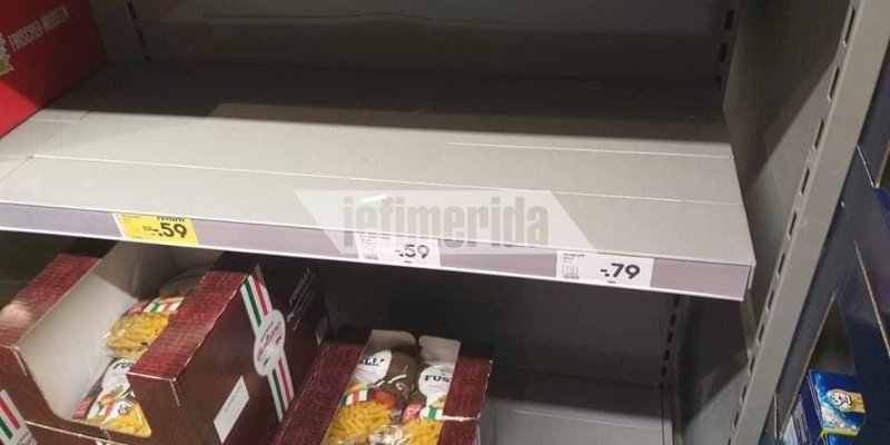 Αδεια ράφια με ζυμαρικά σε σούπερ μάρκετ στο Άαχεν στη Γερμανία