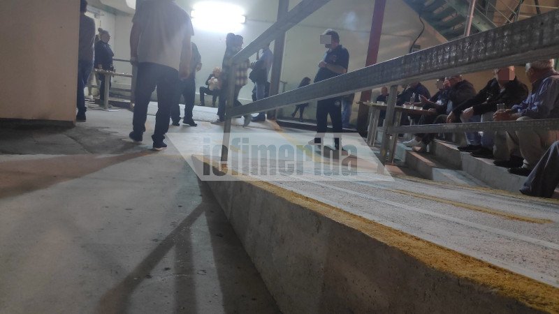 Πλήθος κόσμου έξω από το καζίνο λόγω του αντικαπνιστικού νόμου