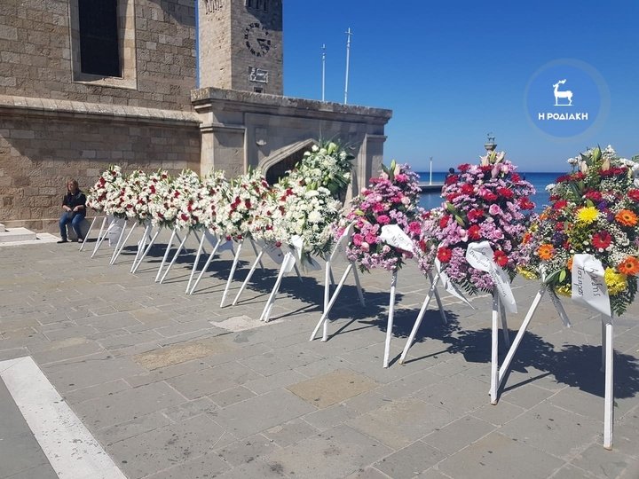 Λουλούδια έξω από την κηδεία του Δημήτρη Κρεμαστινού/ Φωτογραφία: rodiaki.gr