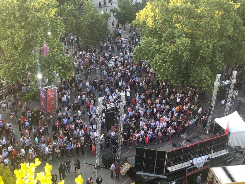 Φίλοι του ΣΥΡΙΖΑ στο σημείο που μιλά ο πρωθυπουργός