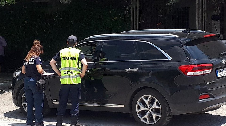 Παράνομα ένα στα 4 αυτοκίνητα με ξένες πινακίδες βρήκε η ΑΑΔΕ