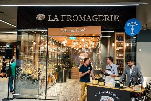 Ο cheese expert, Βασίλης Γκαγκαστάθης, και ο sommelier, Άγγελος Αντωνίου- συναντιούνται στη La Fromagerie για να μας ταξιδέψουν σε κάθε γωνιά του κόσμου, και στην Ελλάδα, και να μυήσουν στην τέχνη της τυροκομίας.