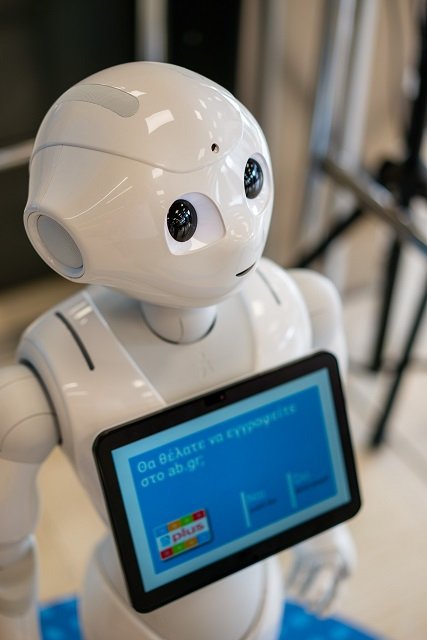 Pepper, το φιλικό ρομπότ που μας καλωσορίζει, μας δίνει πληροφορίες και μας ψυχαγωγεί στο ΑΒ Ελληνικό