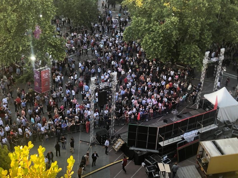 Ελάχιστος κόσμος στις 20:00 στην πλατεία της Λάρισας