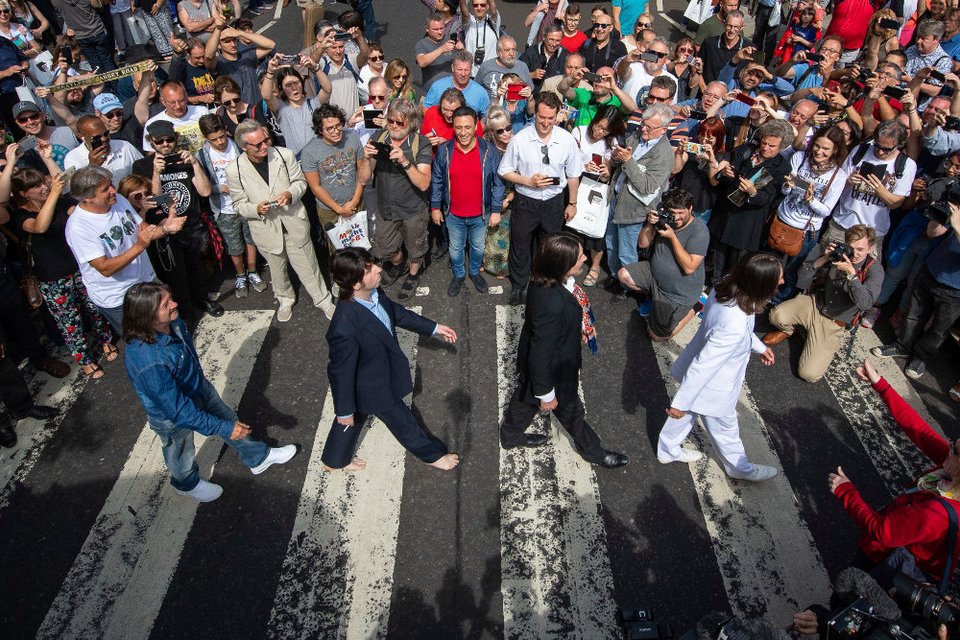 Ο εορτασμός της κυκλοφορίας του Abbey Road με σωσίες των Μπιτλς είναι κάτι που έχουμε ξαναδεί τα περασμένα χρόνια