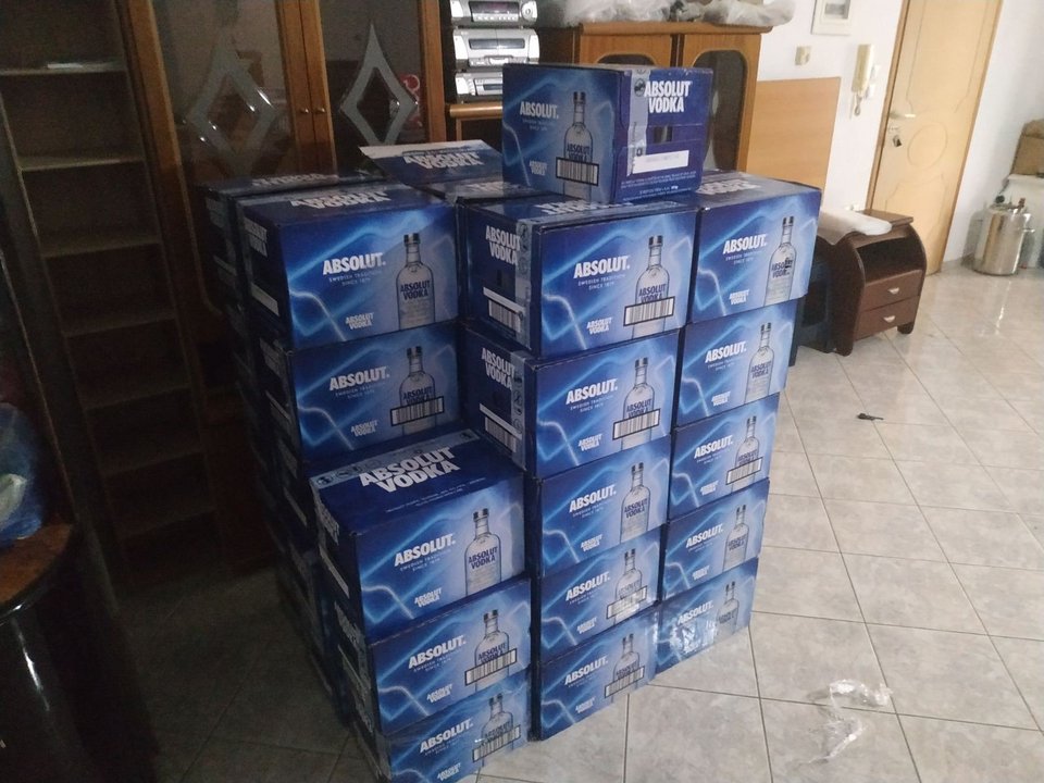 Οι κούτες με τα ποτά στην αποθήκη της οργάνωσης 