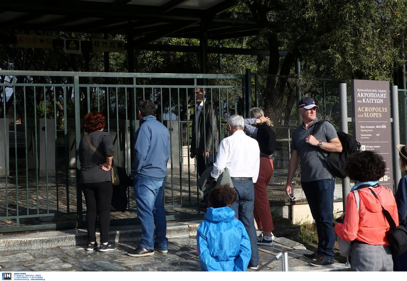 Ουρές από τουρίστες στην κλειστή πόρτα της εισόδου της Ακρόπολης -Φωτογραφία: Intimenews/ΚΑΠΑΝΤΑΗΣ ΔΗΜΗΤΡΗΣ