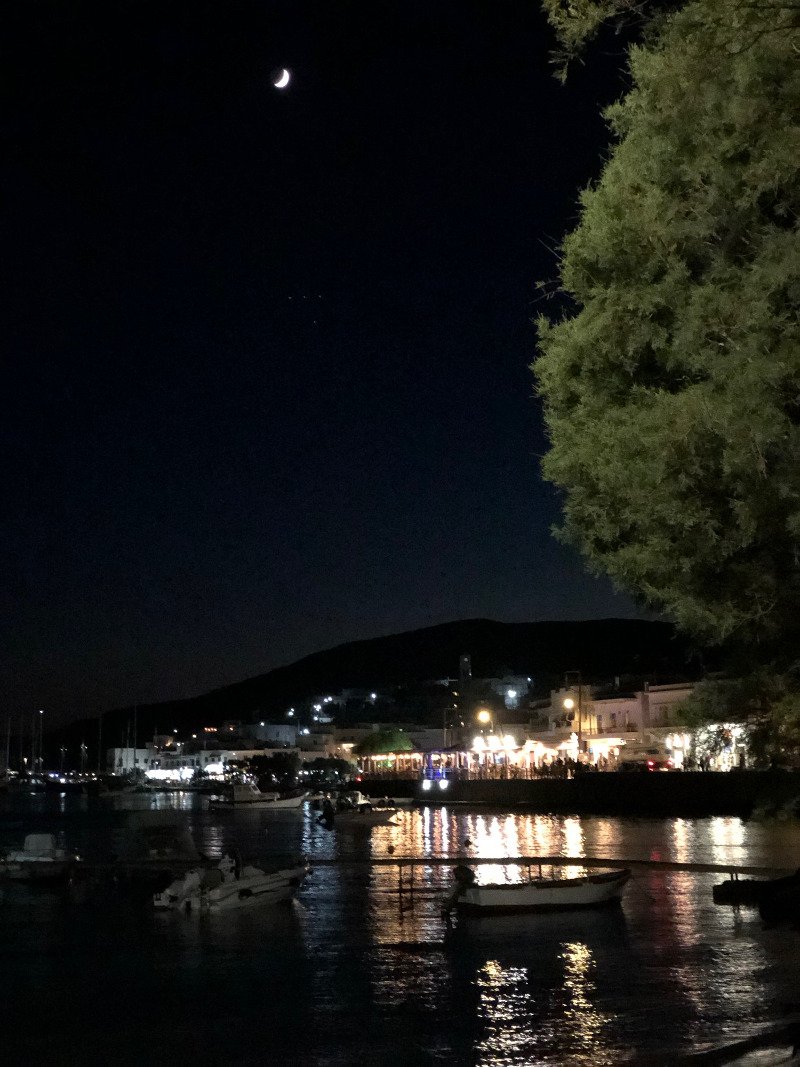 Ο έναστρος ουρανός τα βράδια στον Αδάμαντα θα σας συνεπάρει...