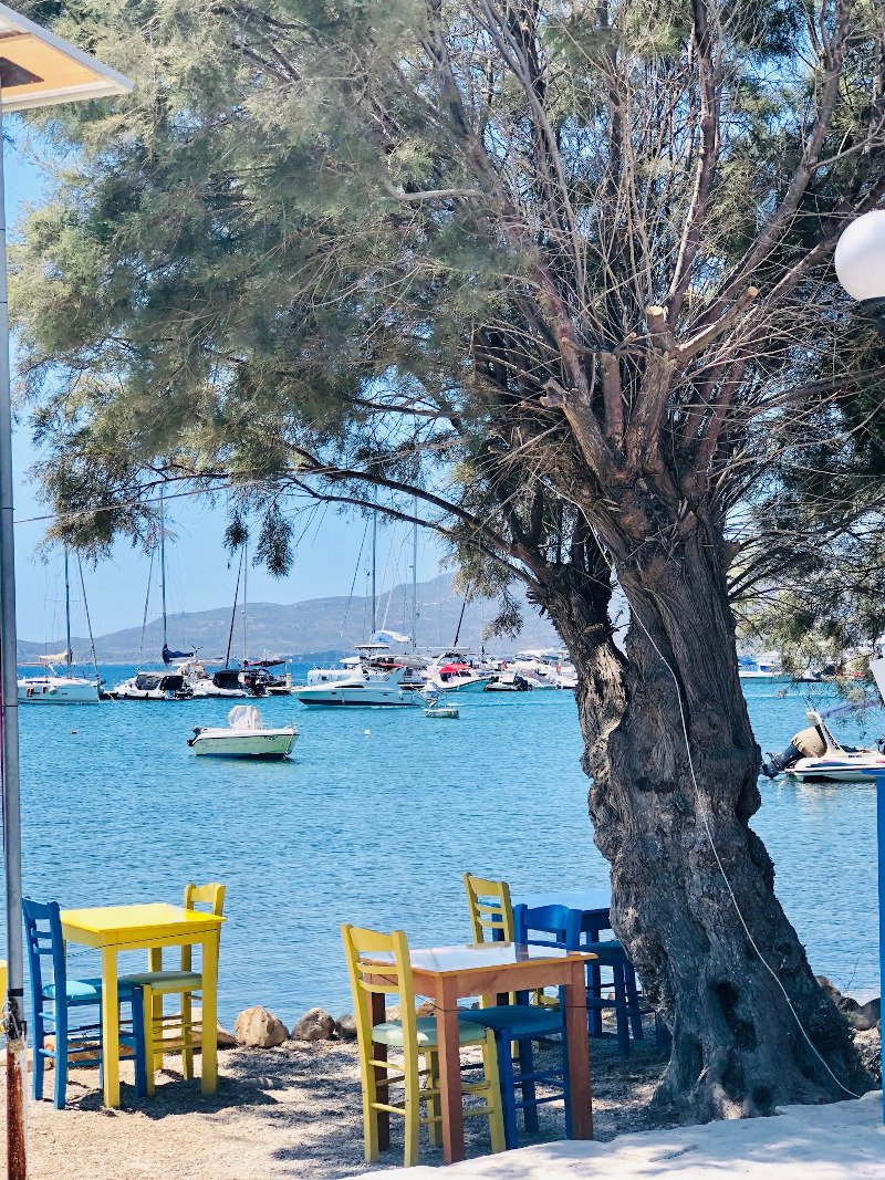 Στον Αδάμαντα, εκτός από γραφικά, βρίσκονται όλα στα πόδια σας.