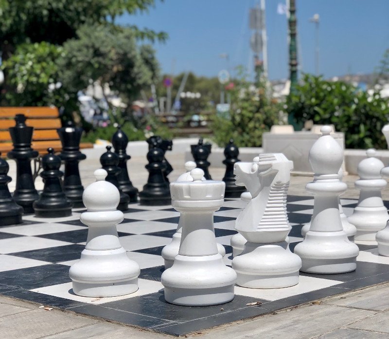 Μια υπαίθρια σκακιέρα έχει τοποθετηθεί στον Αδάμαντα στέλνοντας το μήνυμα ότι το σκάκι αποτελεί στοιχείο μίας ανώτερης πολιτισμικής συμπεριφοράς.