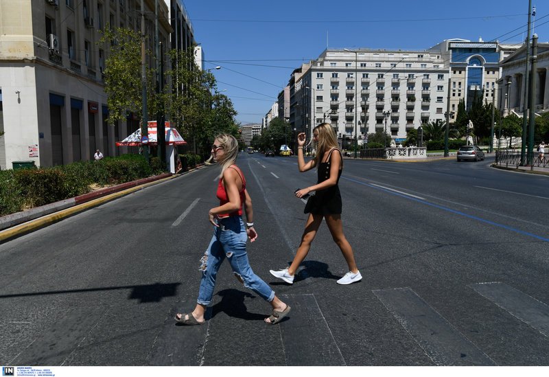 Δύο τουρίστριες στην έρημη Αθήνα -