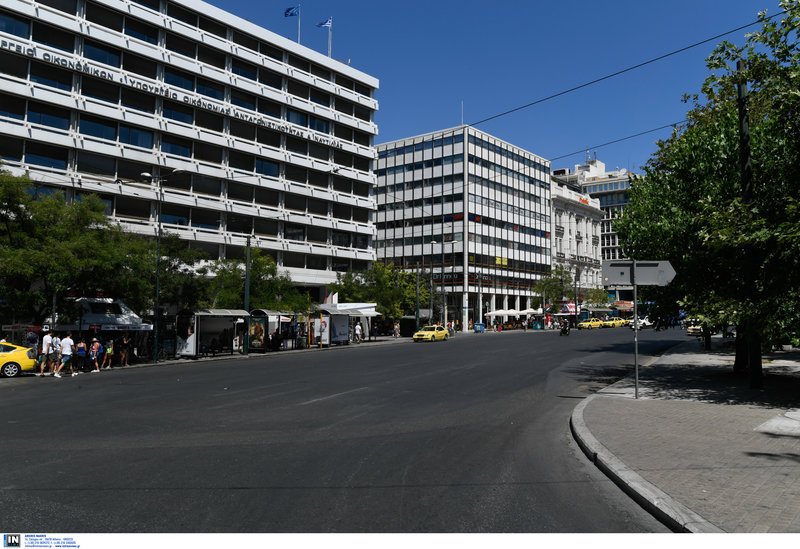 Εικόνα από το κάτω μέρος της πλατείας Συντάγματος μπροστά από το ΥΠΟΙΚ-