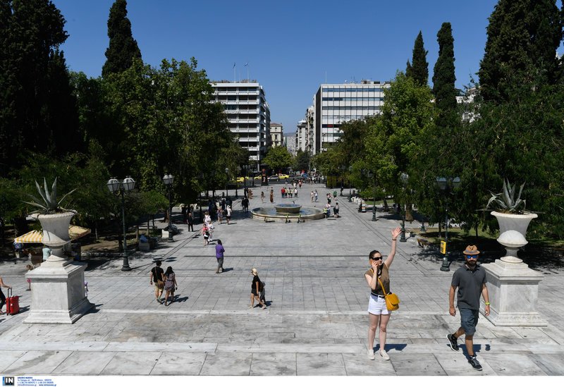 Ελάχιστοι και οι τουρίστες στο Σύνταγμα