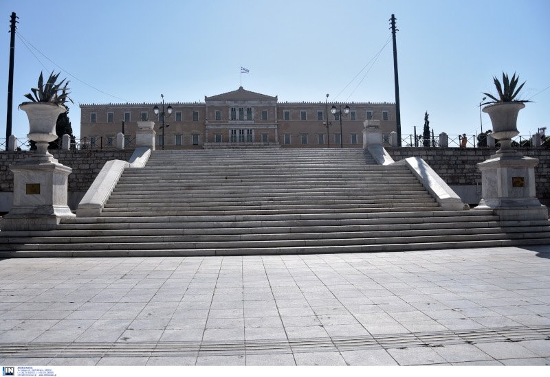 Άδειο το Σύνταγμα που όλο τον υπόλοιπο χρόνο σφύζει από ζωή.