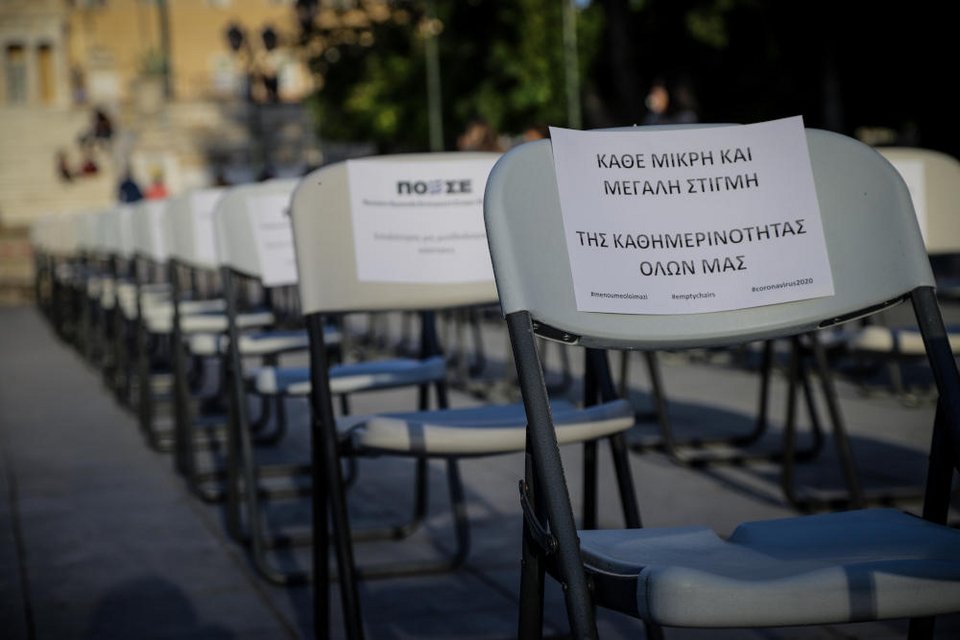 Συνθήματα στην πλάτη από την ΠΟΕΣΕ κατά την διαμαρτυρία με τις άδειες καρέκλες στο Σύνταγμα
