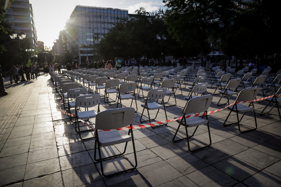 Παραταγμένες άδειες καρέκλες στο κέντρο της πλατείας Συντάγματος, με κορδέλα που αποτρέπει τους περαστικούς να καθίσουν