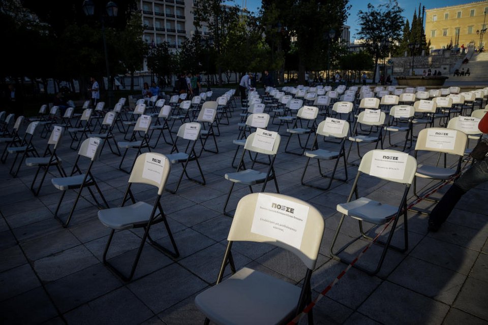 Δεκάδες άδειες καρέκλα παρατάχθηκαν χωρίς την παρουσία μελών της ΠΟΕΣΕ στο Σύνταγμα