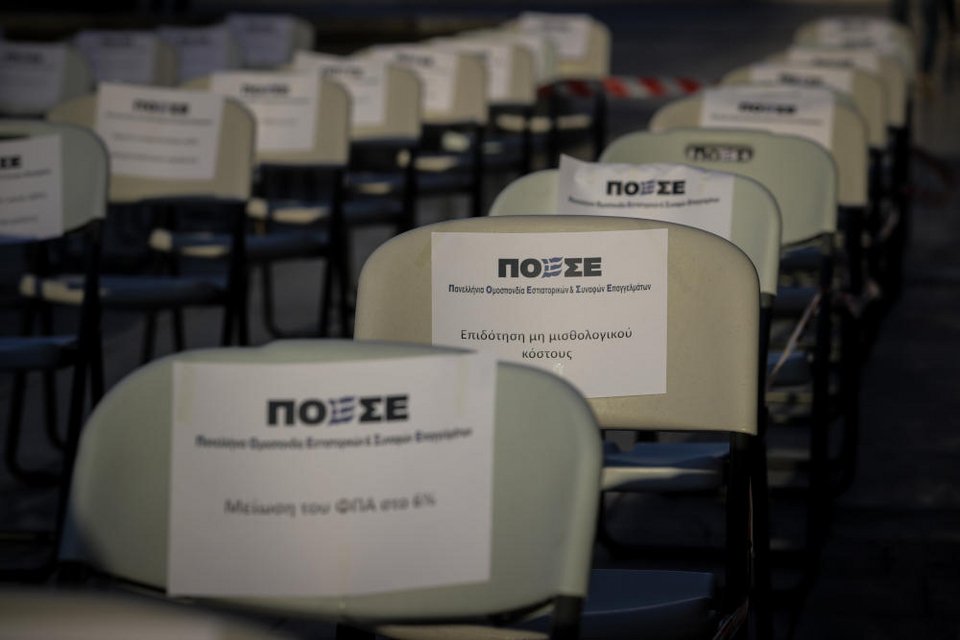 Άδειες καρέκλες με το λογότυπο της ΠΟΕΣΕ στο Σύνταγμα το απόγευμα της Τετάρτης