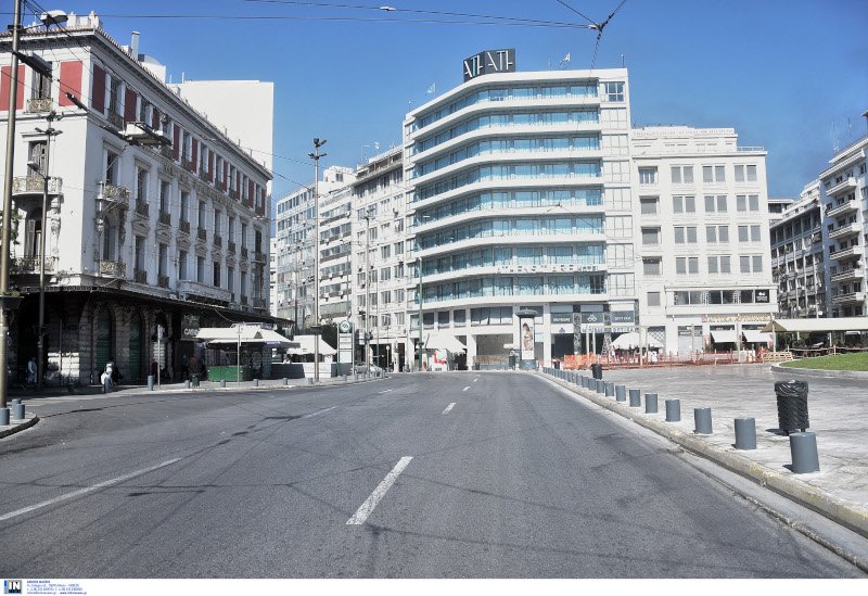 Άδειοι οι δρόμοι στο κέντρο της Αθήνας.