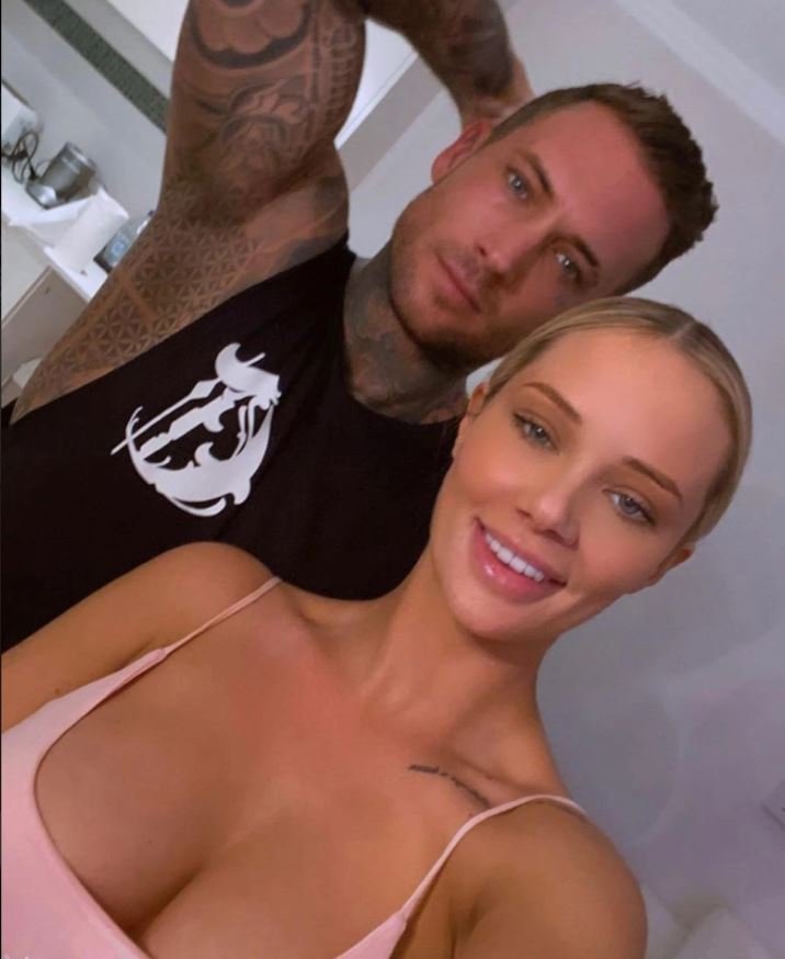 Αυτοί οι δύο θα μπορούσαν να είναι ζευγάρι, αλλά είναι αδέρφια. Το μαρτυρούν τα παρόμοια χαρακτηριστικά τους