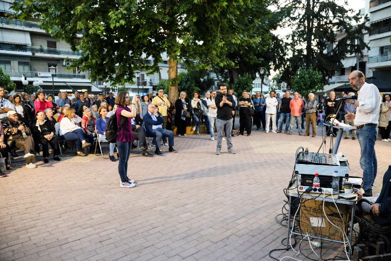 Αδεια η πλατεία των Καμινίων στην ομιλία του Νίκου Μπελαβίλα