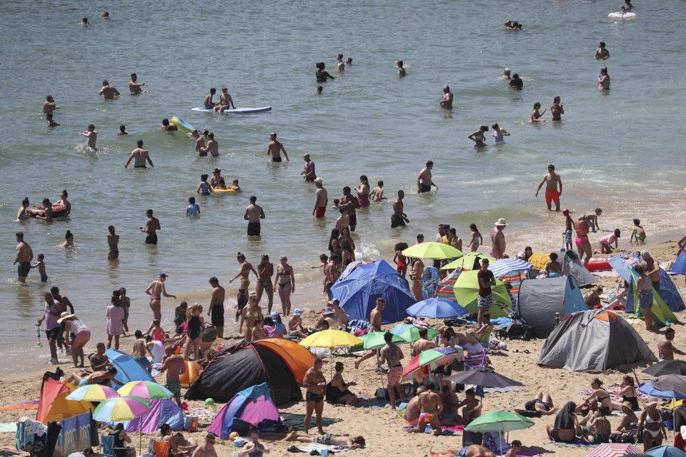 Η ζέστη οδήγησε εκατοντάδες Βρετανούς στην παραλία