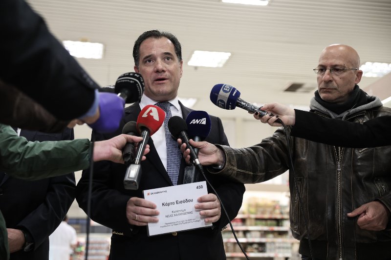 Ο Αδωνις Γεωργιάδης με κάρτα εισόδου στα χέρια