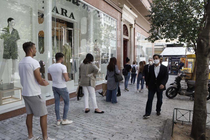 Ο υπ. Ανάπτυξης Αδ. Γεωργιάδης με μάσκα στην Ερμού