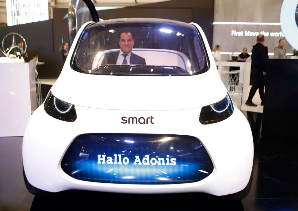 Το νέο smart χαιρετά τον Άδωνι Γεωργιάδη στα γερμανικά, στην έκθεση «Αυτοκίνηση»