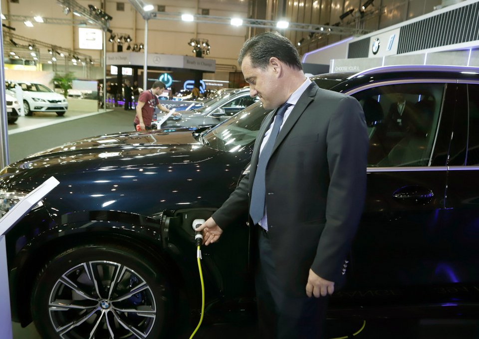 Ο Άδωνις Γεωργιάδης πλάι σε ένα μοντέλο της BMW που κινείται με ηλεκτρική ενέργεια