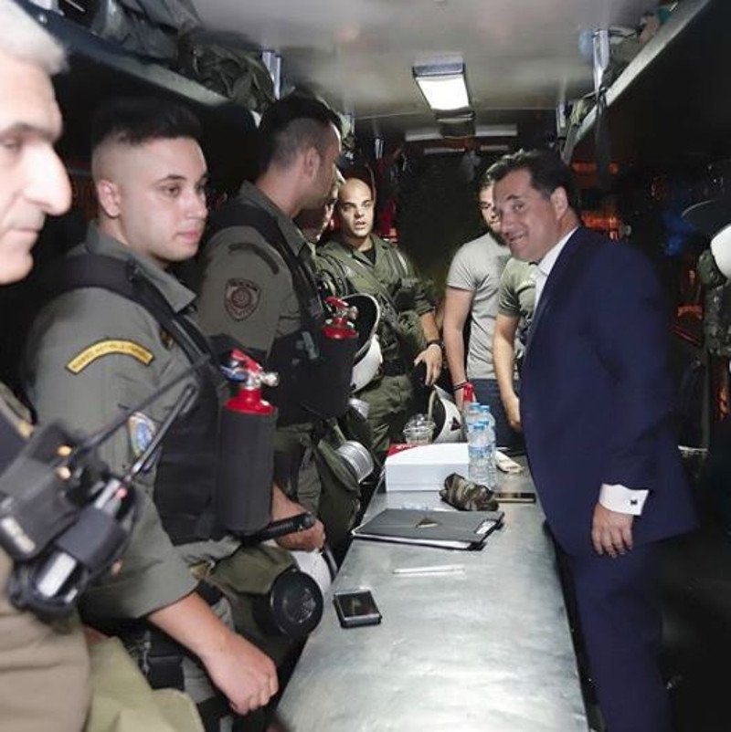 Ο Αδωνις Γεωργιάδης μέσα στην κλούβα