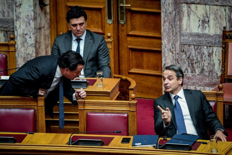 Ο Αδωνις Γεωργιάδης συζητά με τον Κυριάκο Μητσοτάκη από απόσταση, υπό το βλέμμα Κικίλια 