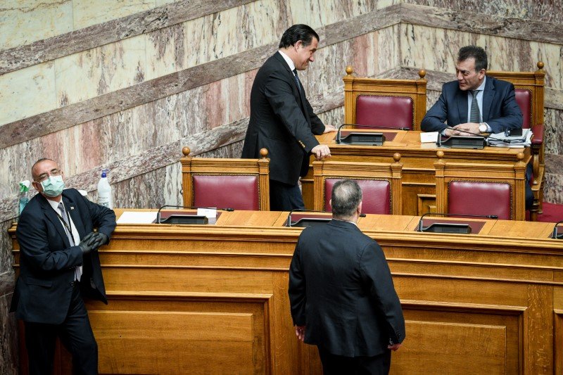 Αδωνις Γεωργιάδης και Γιάννης Βρούτσης στα ορεινά της Βουλής συνομιλούν με απόσταση ασφαλείας