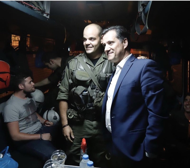 Και selfie με τους αστυνομικούς