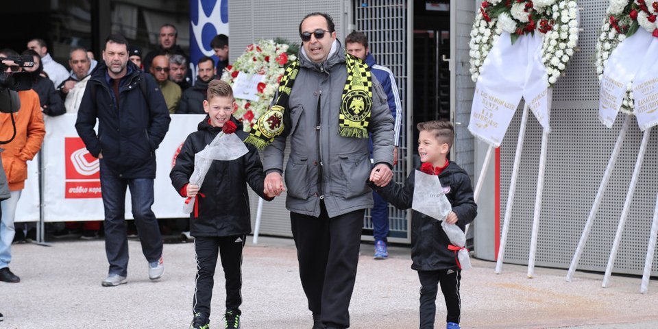 Πατέρας με κασκόλ ΑΕΚ, τιμά με τους γιούς του τους νεκρούς της Θύρας 7 /Φωτογραφία: Eurokinissi