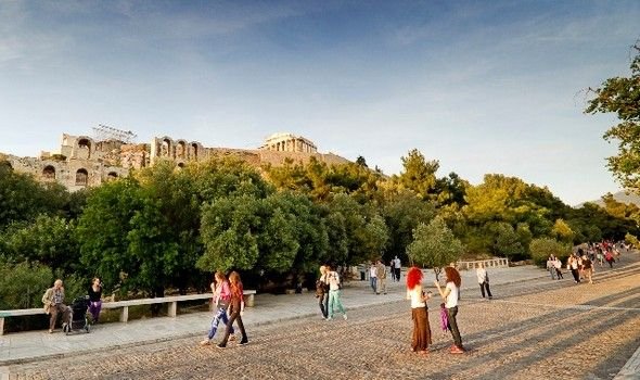 Σήμερα, ο πεζόδρομος της Διονυσίου Αρεοπαγίτου είναι κόσμημα για την πόλη