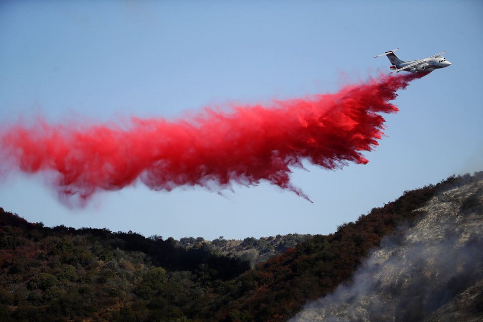 Αεροπλάνο της πυροσβεστικής στην επιχείρηση κατάσβεσης της φωτιάς στην Καλιφόρνια