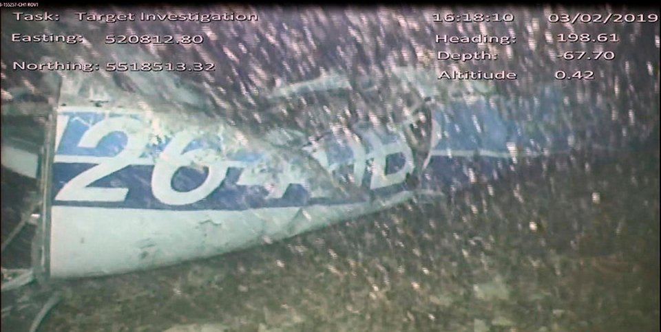 Τα συντρίμμια του μονοκινητήριου Piper Malibu στο οποίο επέβαιναν ο πιλότος, 59 ετών, και ο πρώην επιθετικός της Νάντης Εμιλιάνο Σάλα