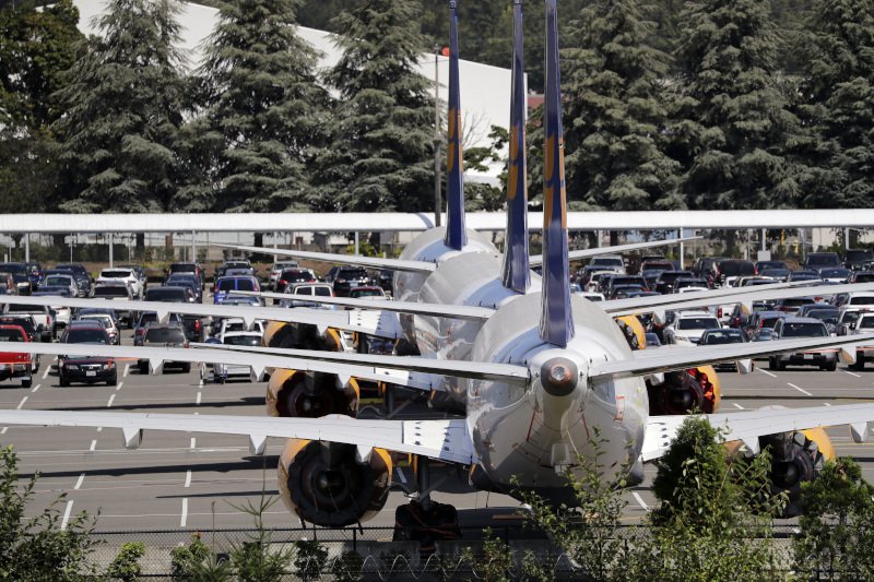 Αεροσκάφη της Icelandair παραταγμένα περιμένουν τον «θάνατό» τους