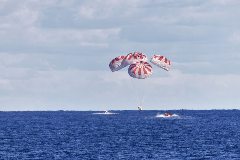 «Συγχαρητήρια στις ομάδες της NASA και της SpaceX για την απίστευτη δουλειά που κατέστησε δυνατή αυτήν την δοκιμαστική πτήση», δήλωσε ο διευθυντής της NASA
