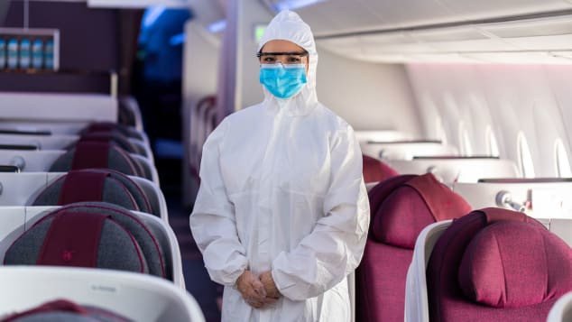 Με στολές βιοασφάλειας οι αεροσυνοδοί της Qatar Airways / Φωτογραφία: