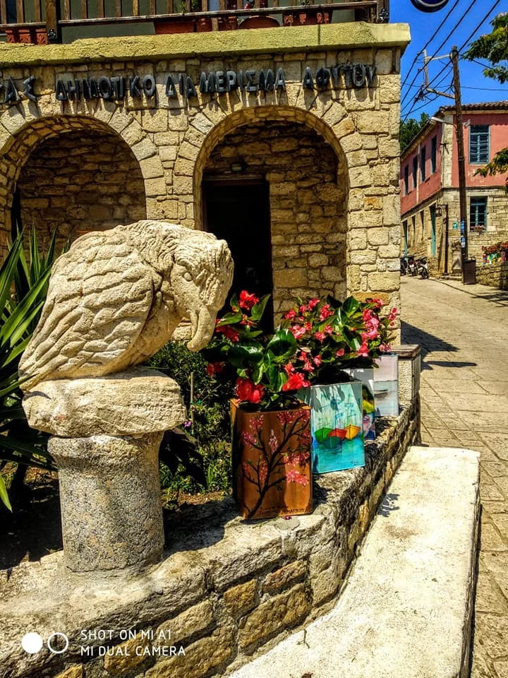 Καράβια, δέντρα και γοργόνες είναι μερικά από τα θέματα που έχουν αποτυπωθεί επάνω στους τενεκέδες από τυρί