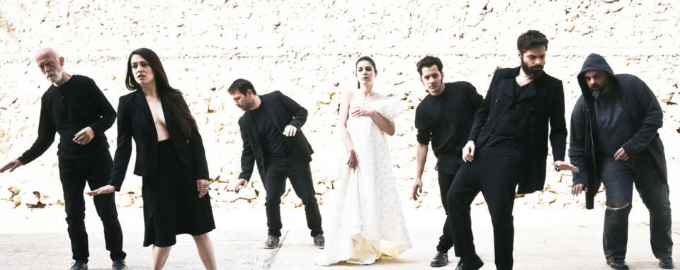 H παράστασης Αφιξις των ΠΥΡ παρουσιάστηκε στη Μικρή Επίδαυρο το 2017.