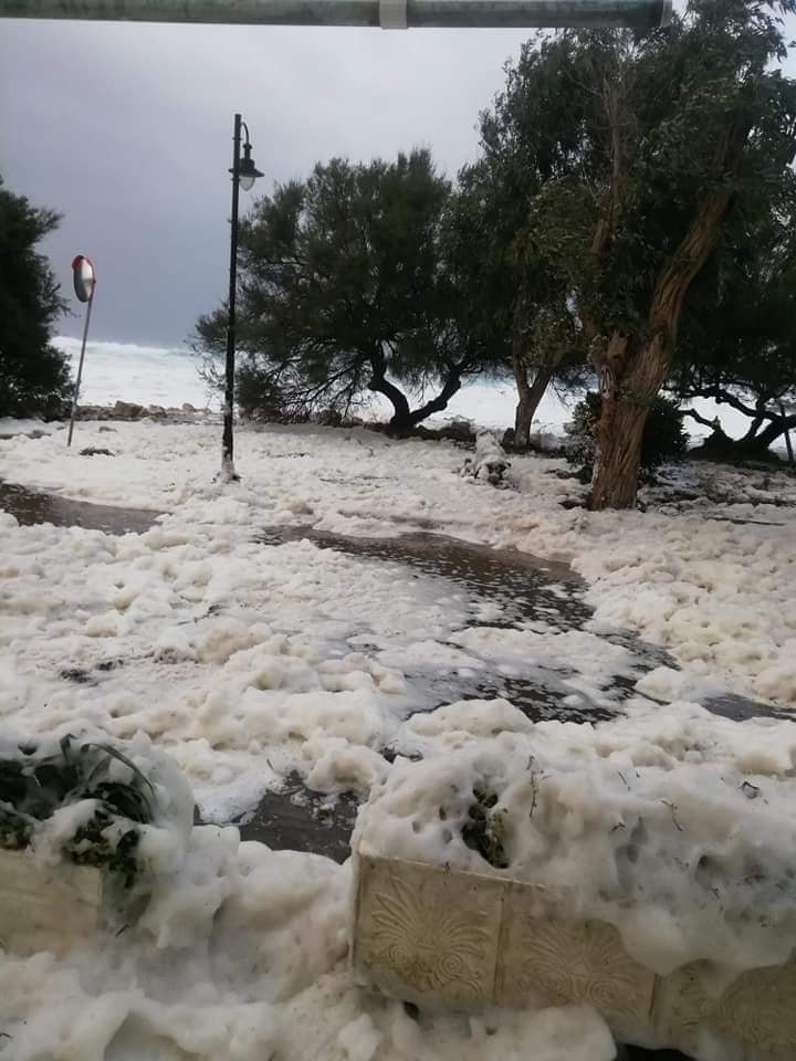 Η κακοκαιρία «Βικτώρια» έντυσε στα λευκά την παραλία των Οθωνών